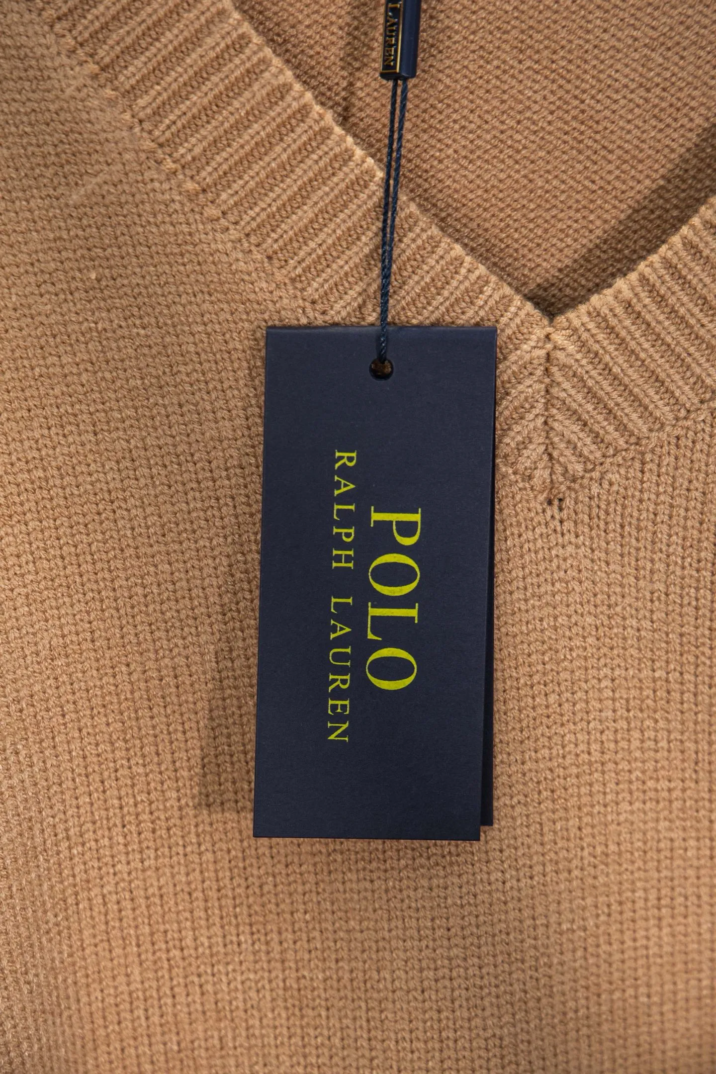 P210 Style number: Y197 Ralph Lauren men's crew neck sweater men's hemp flower original collar sweater. The version is really good-looking. It can be worn alone or as a jacket to be worn inside or outside. The upper body shows personal fashion charm. Four colors are available. The same style for men and women. A must-see item for new summer products. Tag, hanging grain, washed, packaging bag, full set of accessories. Very good appearance. Super exquisite workmanship. Size: S-XL